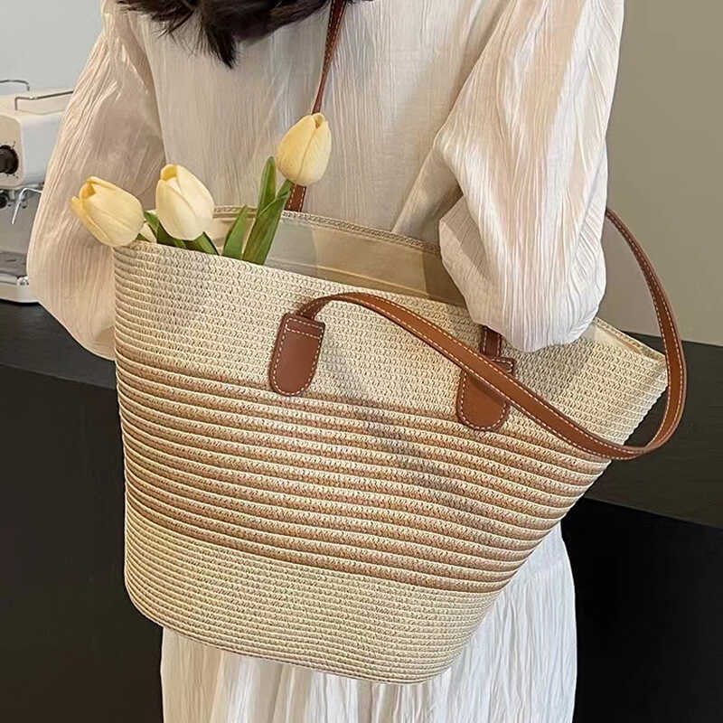 Commuter large-capacity straw woven bag