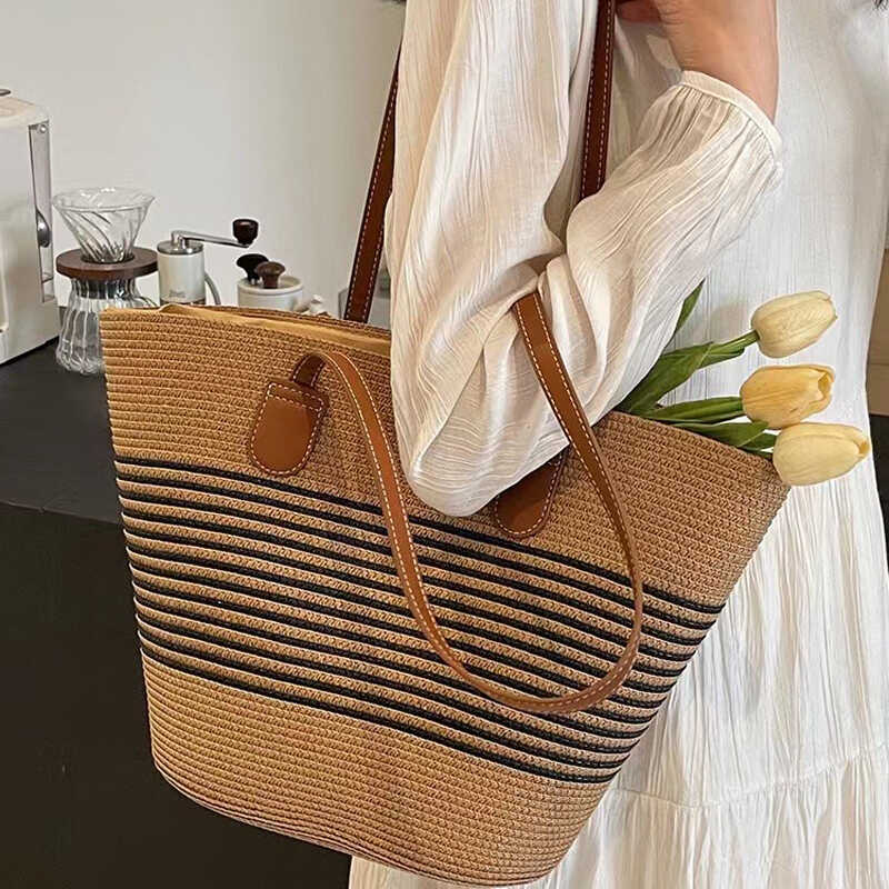 Commuter large-capacity straw woven bag