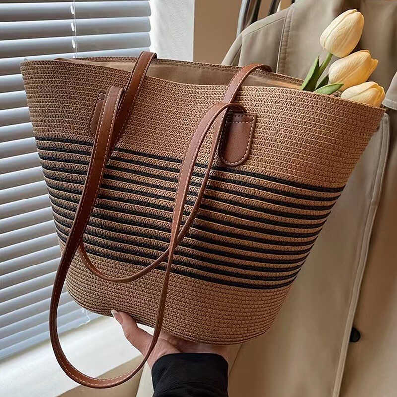 Commuter large-capacity straw woven bag