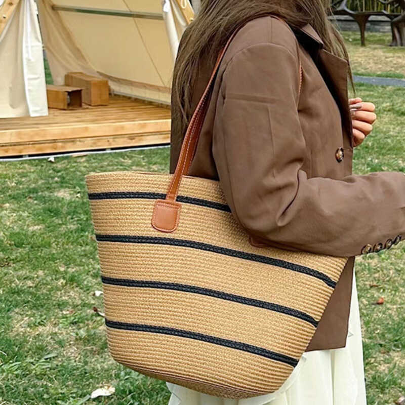 Commuter large-capacity straw woven bag